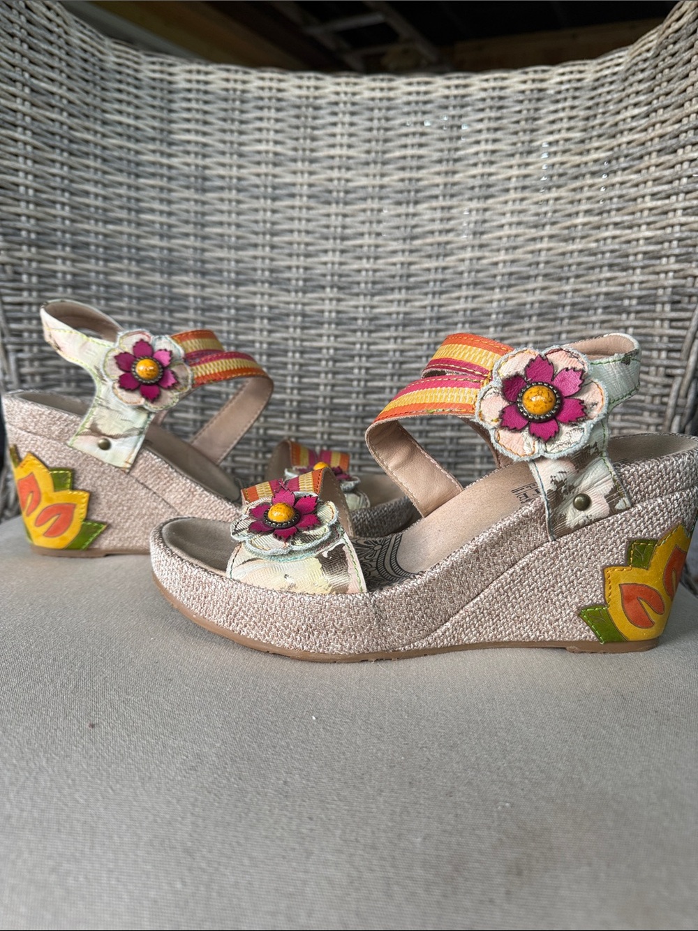 L’ARTLISTE by Spring Step Roesia Striped hand painted wedges women’s